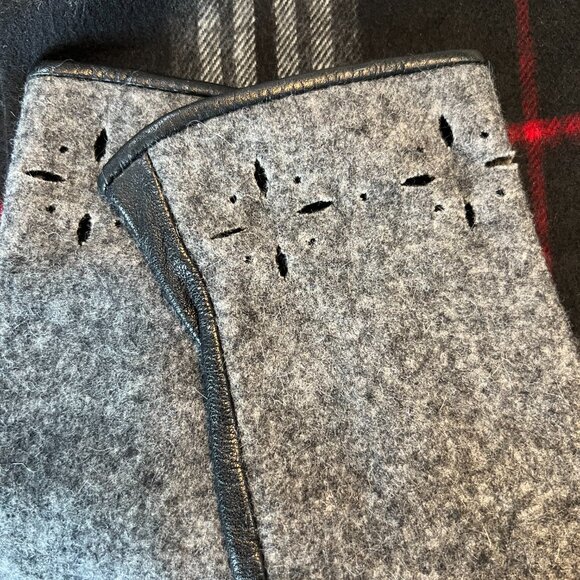 SALE! Beautiful Talbots Grey Leather Gloves - Picture 2 of 6